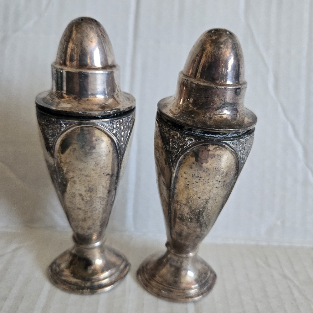 WM. A. Rogers 401 Silver Plated Zing Salt or Pepper Shakers With Screw On Tops